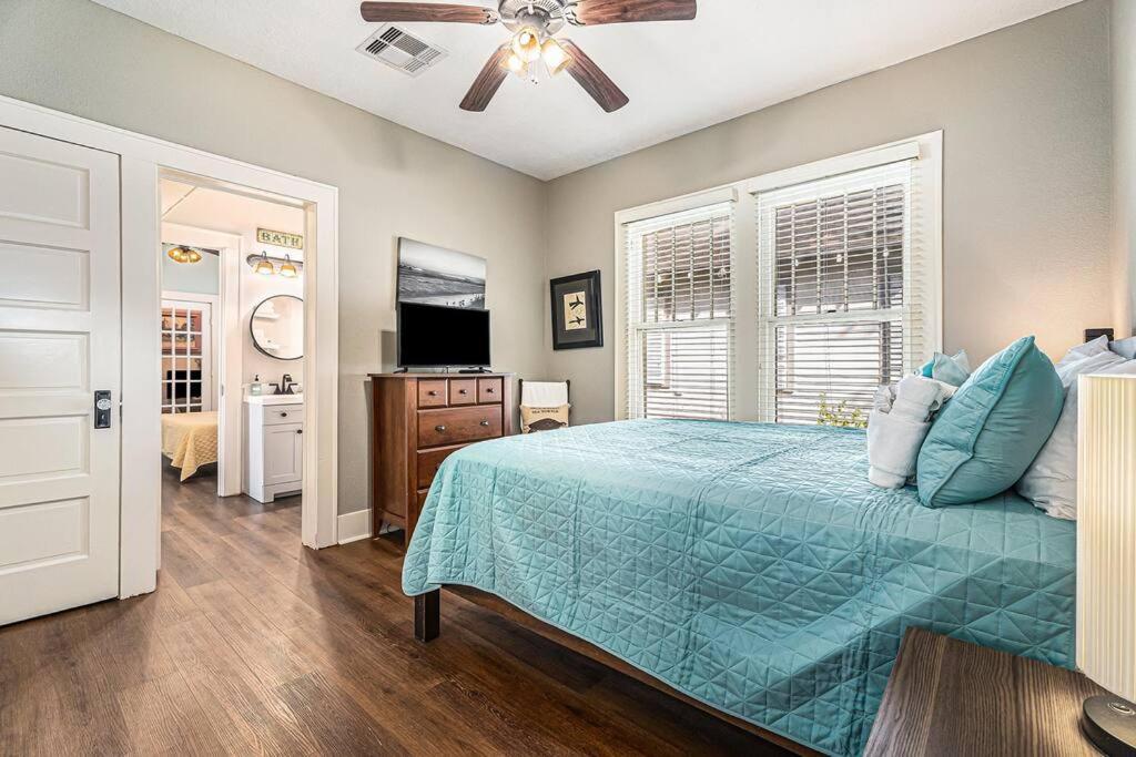 Holiday home Beachy Bungalow! 2bd, King Bed