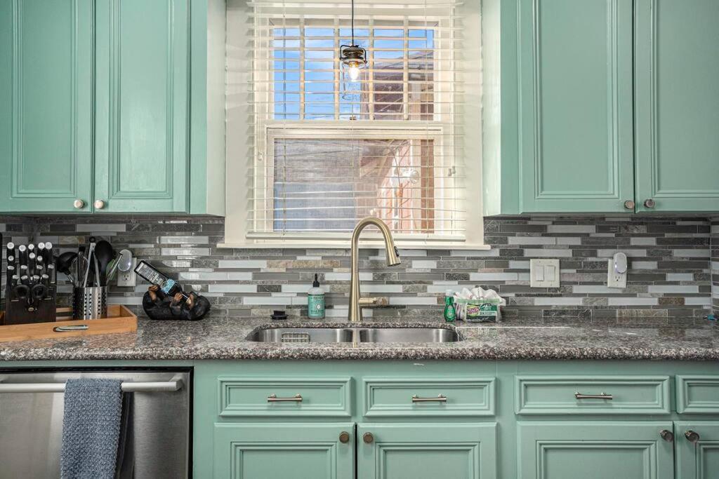 Beachy Bungalow! 2bd, King Bed *