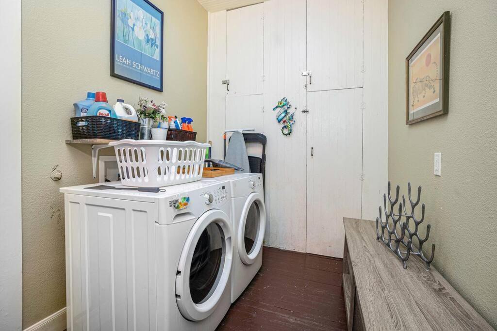 Beachy Bungalow! 2bd, King Bed * Galveston