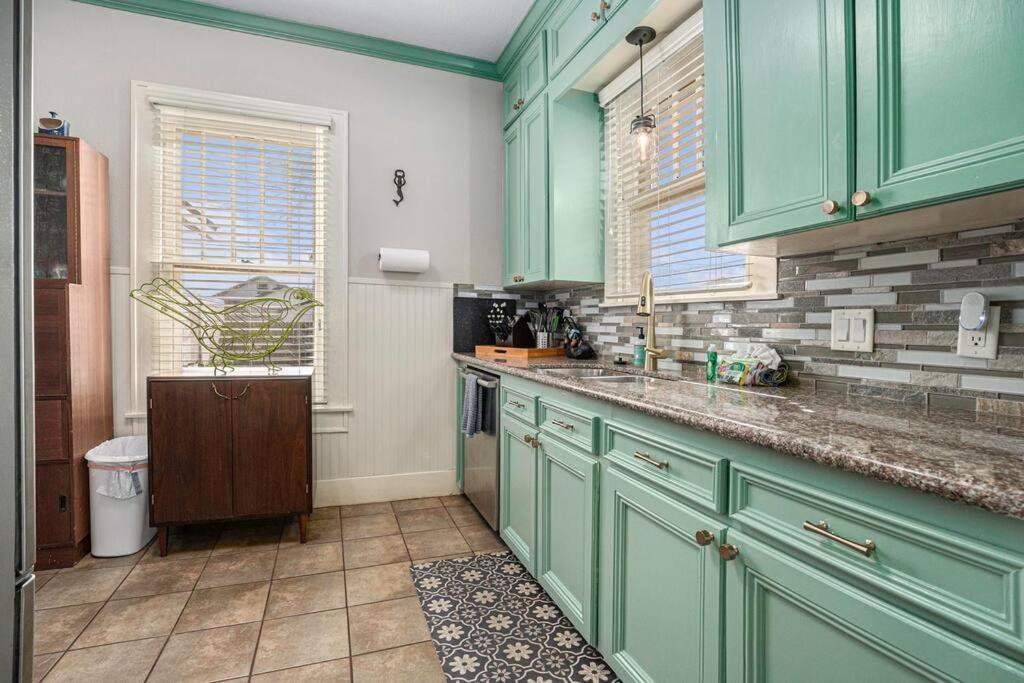 Beachy Bungalow! 2bd, King Bed