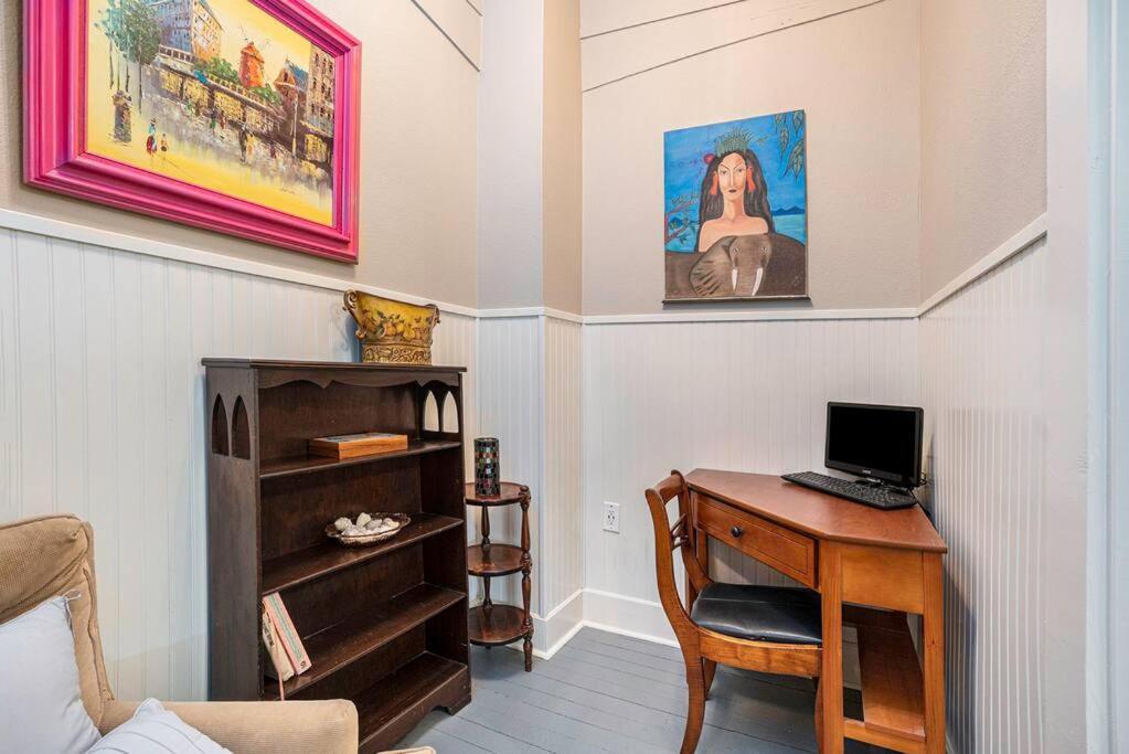 Beachy Bungalow! 2bd, King Bed *