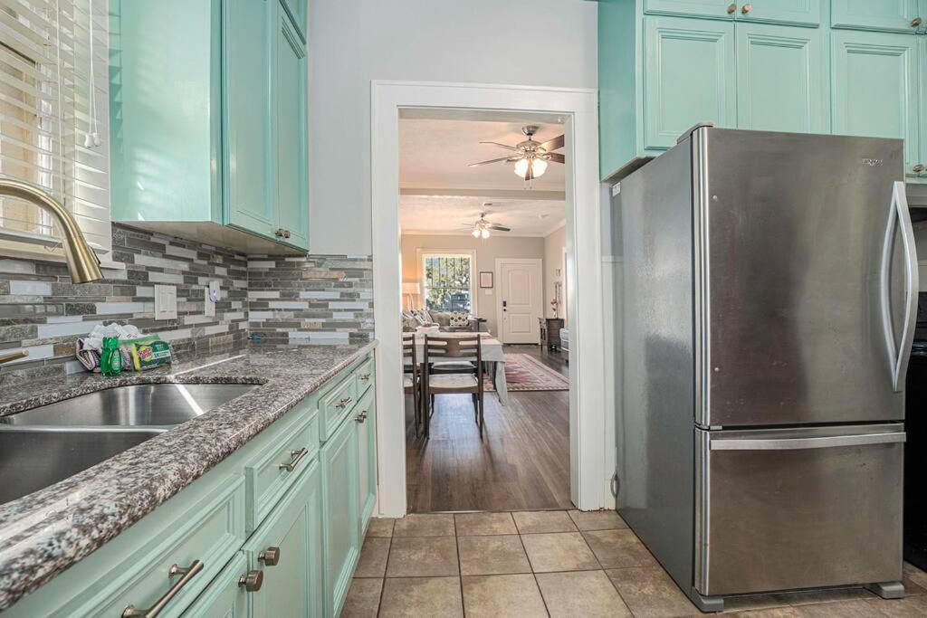 Beachy Bungalow! 2bd, King Bed *