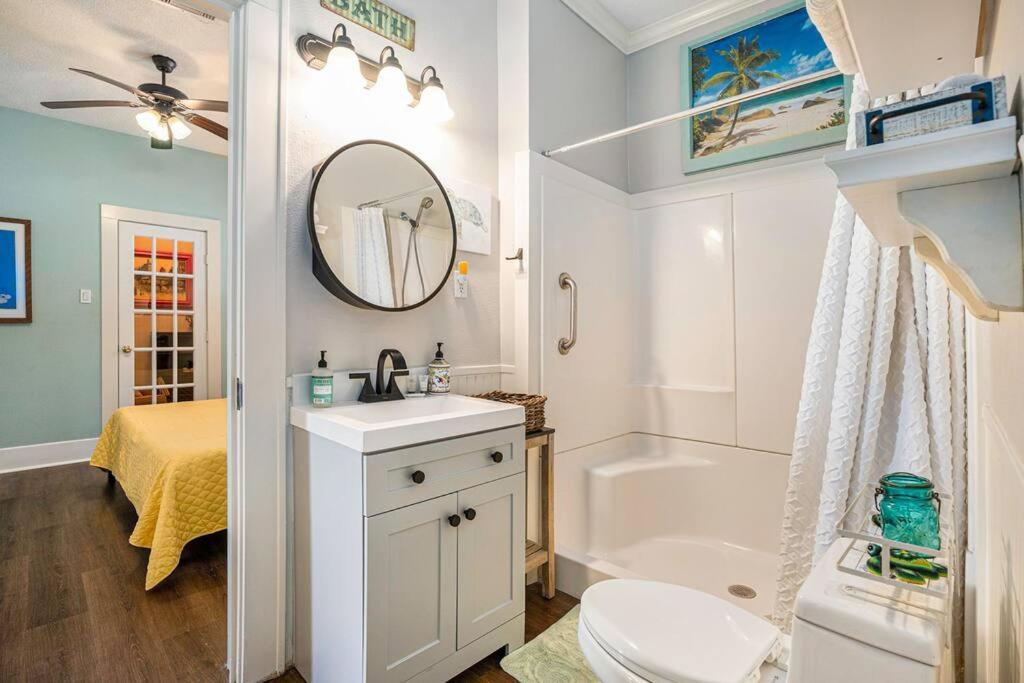 Beachy Bungalow! 2bd, King Bed