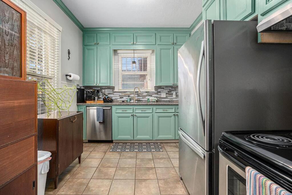 Beachy Bungalow! 2bd, King Bed Holiday home *