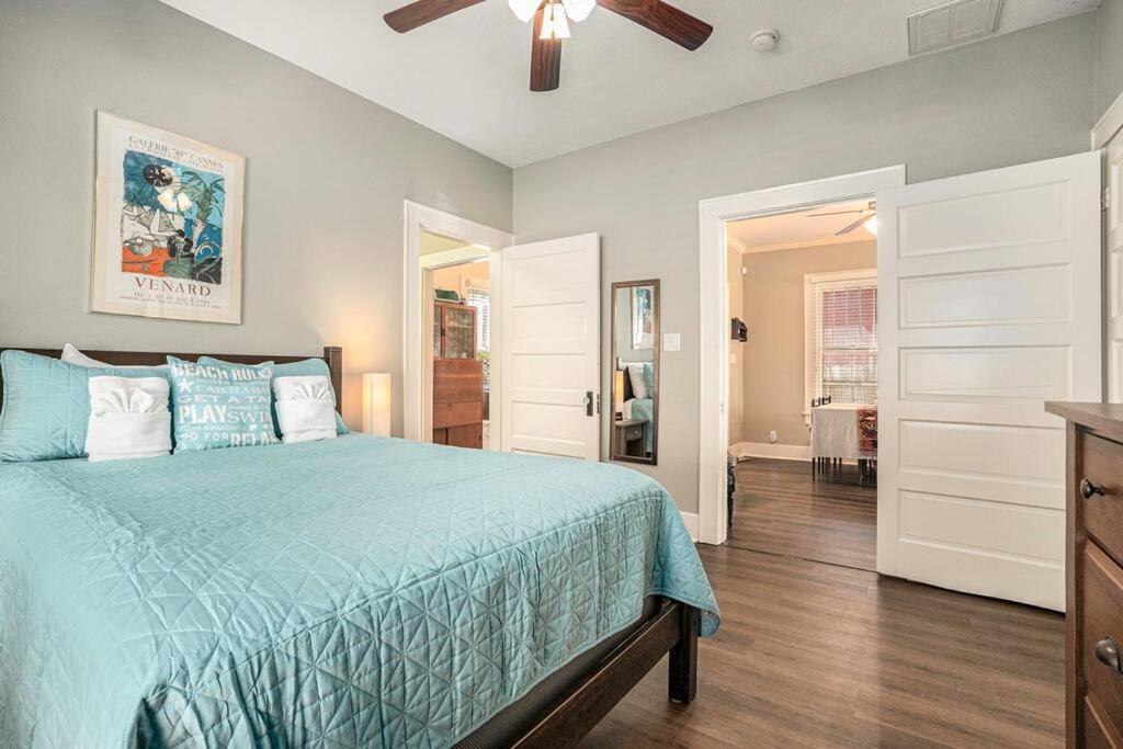Holiday home Beachy Bungalow! 2bd, King Bed Galveston