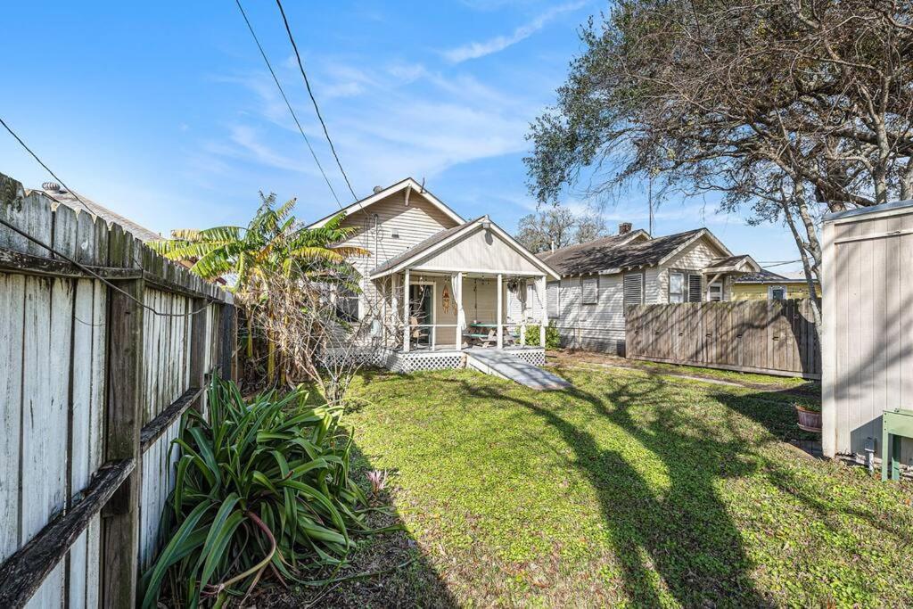 Beachy Bungalow! 2bd, King Bed