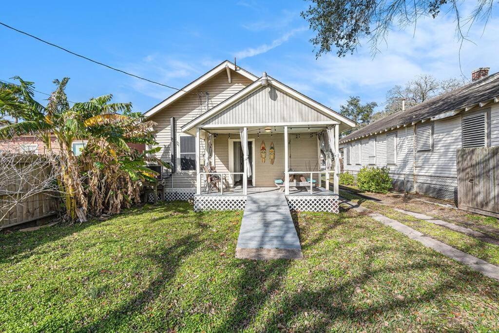 Beachy Bungalow! 2bd, King Bed Holiday home