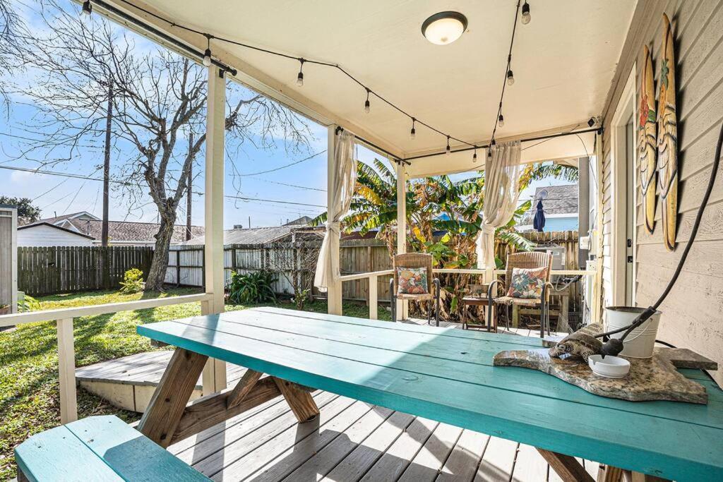 Holiday home Beachy Bungalow! 2bd, King Bed