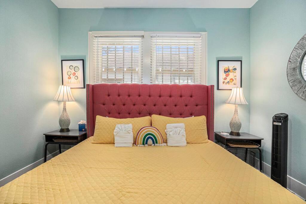Beachy Bungalow! 2bd, King Bed Galveston