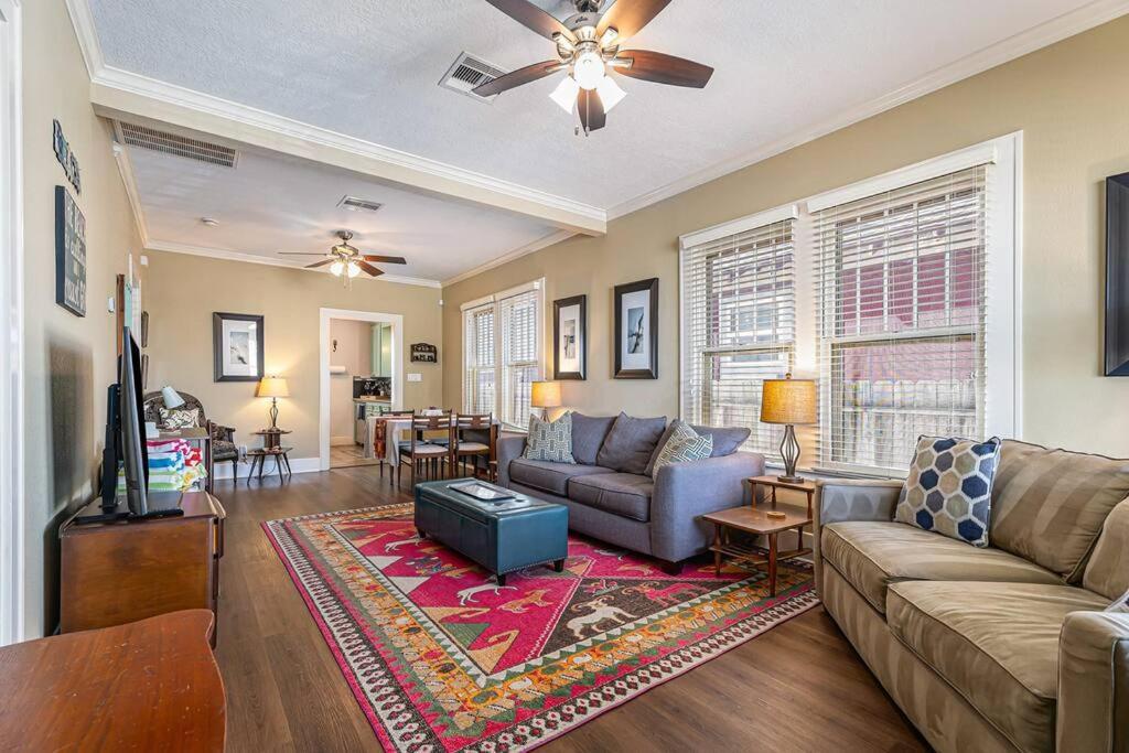 Beachy Bungalow! 2bd, King Bed Holiday home *